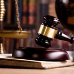 De-o săptămână tot jucați ping-pong! Cu balanța, ciocănelul și roba cum stați?