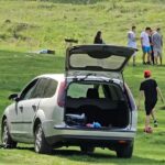 Distracție de weekend, la iarbă verde. Pajiștile din județ, pline de petrecăreți