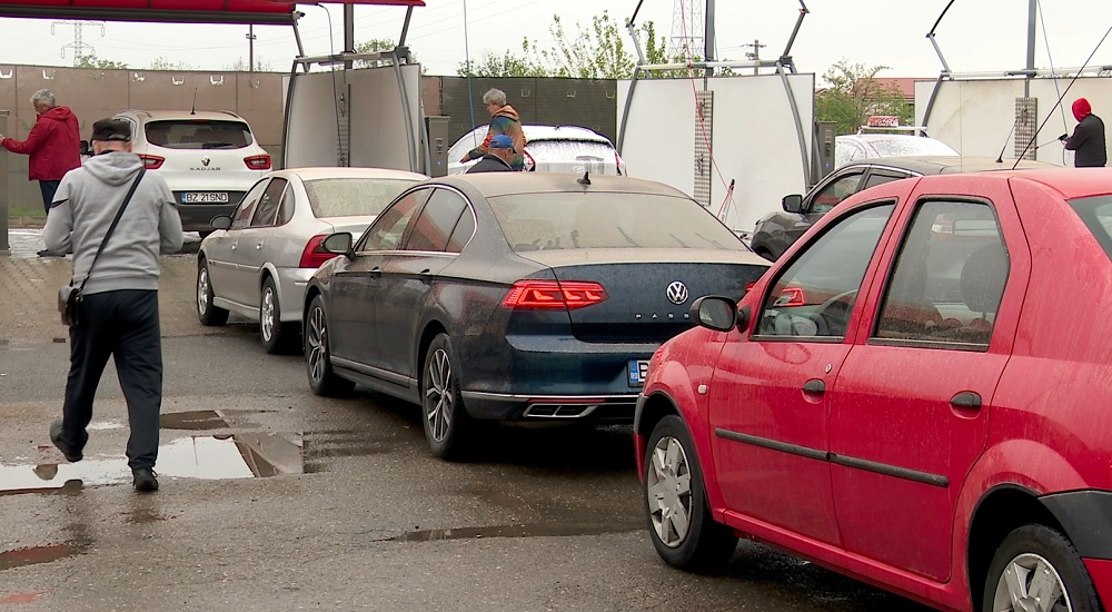 Praful saharian i-a trimis pe șoferi la spălătorii auto. Fenomenul a fost amplificat de ploaia de noaptea trecută