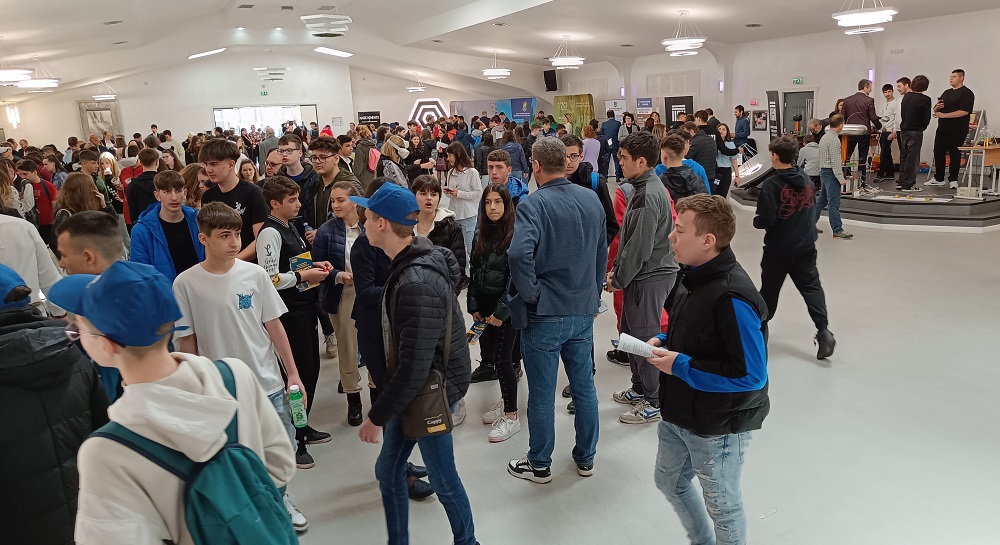 Viitorii studenți, atrași cu drone şi roboţi. Universitățile, standuri impresionante la Târgul „TehnoSKILLS”
