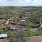 Viața într-un sat depopulat. La Valea Puțului, sunt mai multe case părăsite decât locuite
