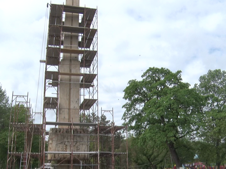 Se recondiționează Obeliscul. Apropierea vizitatorilor de șantier este interzisă