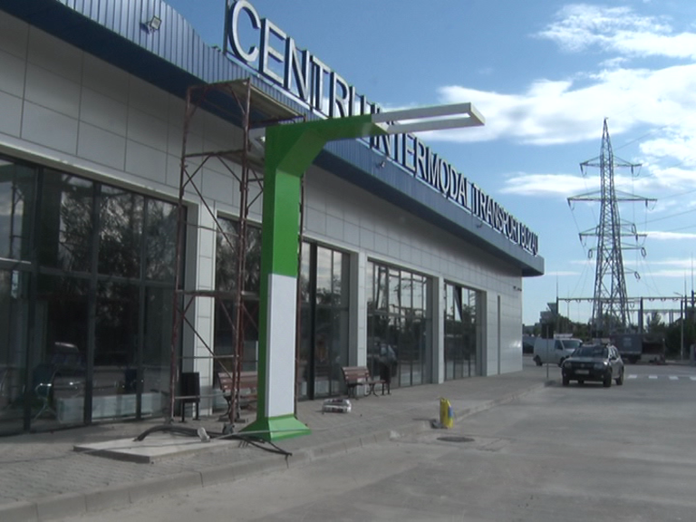 Inaugurare așteptată. Se montează stații electrice de încărcare