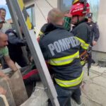 Un bărbat a supraviețuit două ore, într-o fântână surpată. Pompierii au salvat victima după ce au săpat cu mâinile goale  