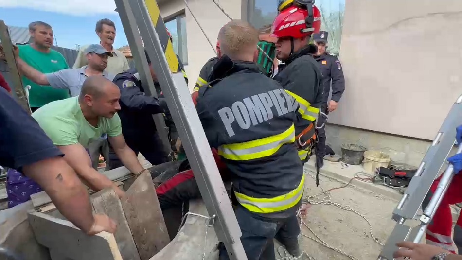 Un bărbat a supraviețuit două ore, într-o fântână surpată. Pompierii au salvat victima după ce au săpat cu mâinile goale  