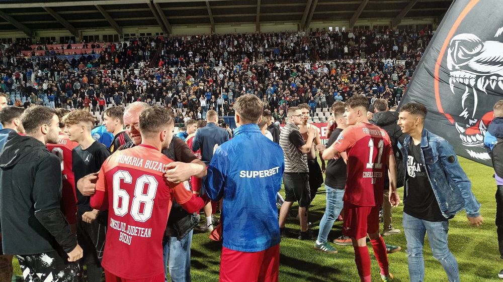 Suporteri fericiți pe stadionul din Crâng. Peste 5.000 de buzoieni au sărbătorit promovarea Gloriei în Superligă