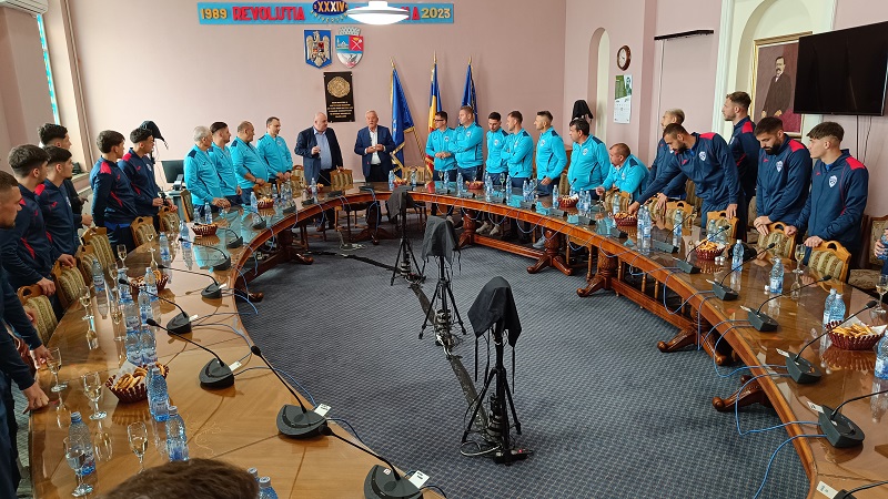 Felicitările și șampania, la Palat. Petrecerea, în weekend. Fotbaliștii și staff-ul Gloriei, primiți cu șampanie, la Primărie