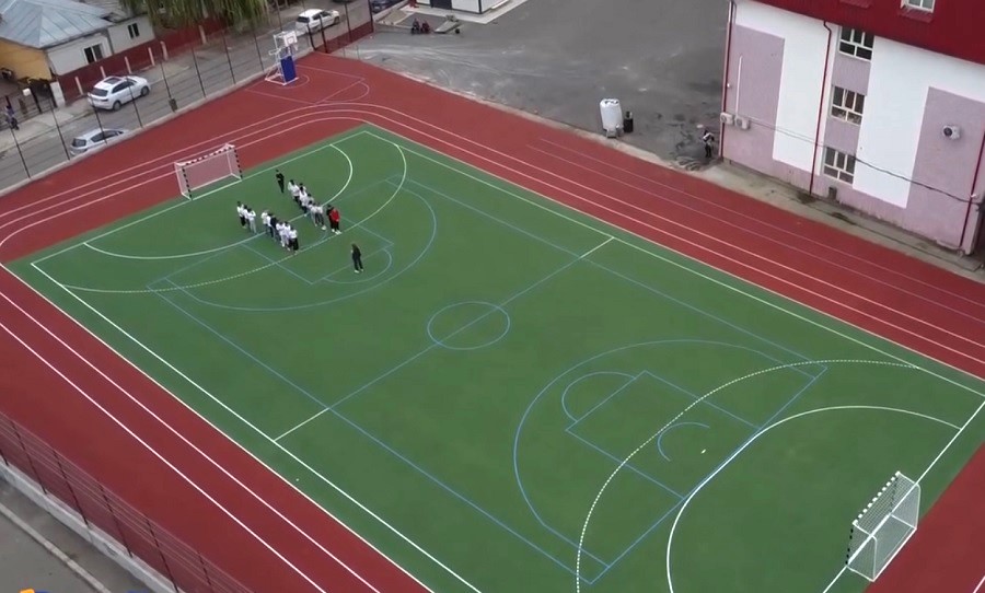Terenuri de sport moderne, dar închise după ore. Inspectoratul Școlar le cere directorilor de școli să respecte legea