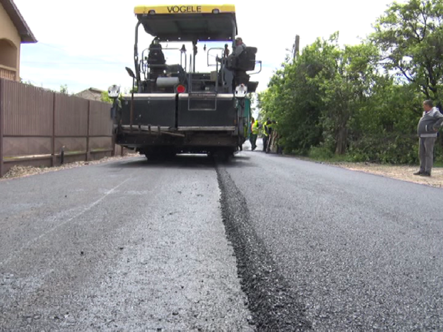 Asfaltări pe bandă rulantă, la Vernești. Se extinde și rețeaua de gaze