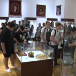 „Un cuplu, o epocă, multe cadouri”. Expoziție cu iz comunist.