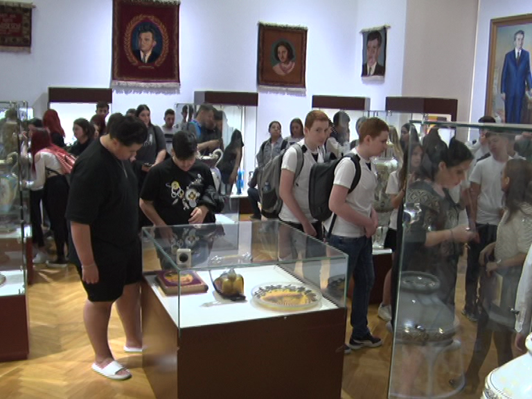 „Un cuplu, o epocă, multe cadouri”. Expoziție cu iz comunist.