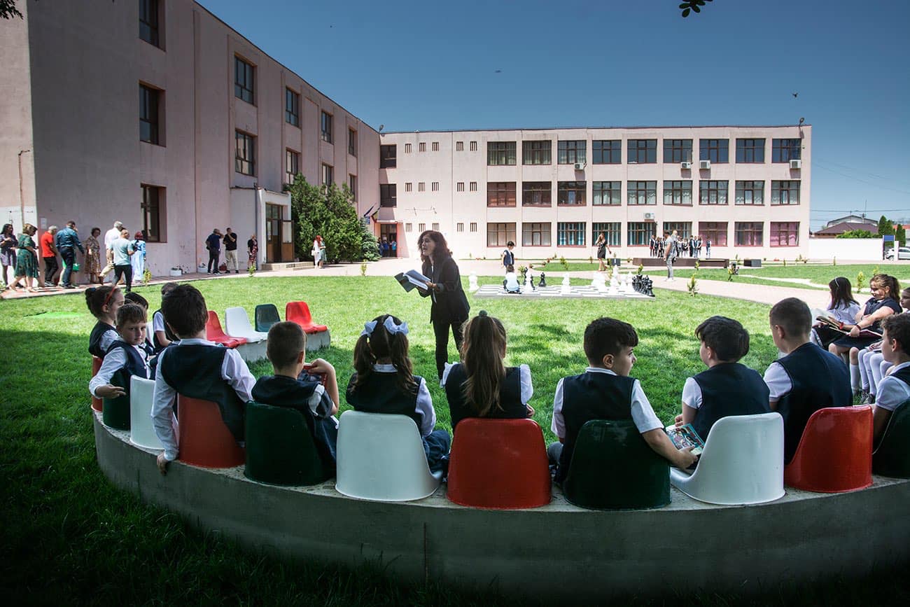 Curte multifuncțională. Elevii de la „Ion Creangă” vor învăța și în aer liber
