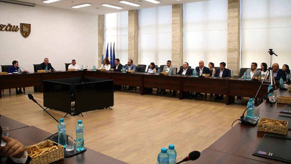 Noii consilieri judeţeni și-au primit certificatele. Aleșii PNL au boicotat ședința de înmânare a certificatelor