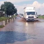 Inundații pe DN2 E85, după o rupere de nori. Traficul rutier a fost îngreunat mai bine de o oră