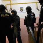 Femeie șantajată de un cămătar. Bărbatul s-a trezit cu „mascații” la ușă