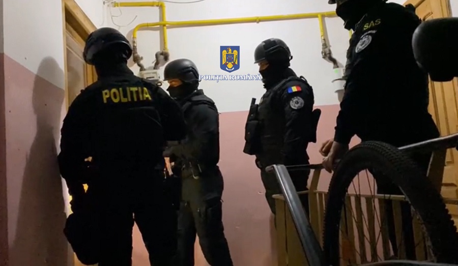 Femeie șantajată de un cămătar. Bărbatul s-a trezit cu „mascații” la ușă