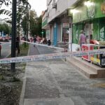 Tencuială căzută de pe fațada unui bloc. Pericol iminent pentru cetățeni, pe B-dul Unirii din Buzău