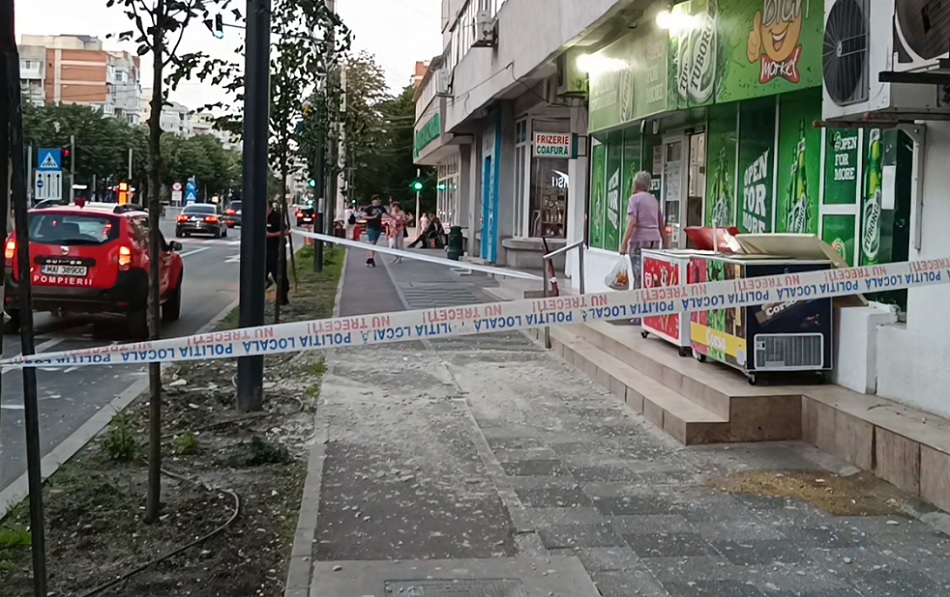 Tencuială căzută de pe fațada unui bloc. Pericol iminent pentru cetățeni, pe B-dul Unirii din Buzău