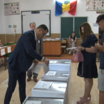 ADU, votanți matinali. Oamenii politici s-au prezentat la secții dimineață