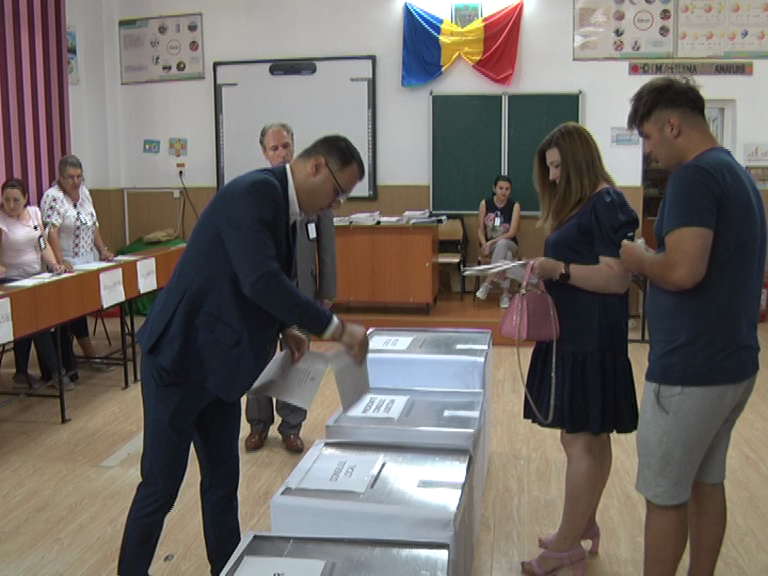 ADU, votanți matinali. Oamenii politici s-au prezentat la secții dimineață