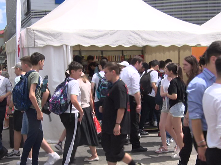 Cărți la cort. Târgul „Gaudeamus” în aer liber