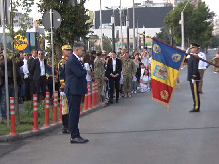 Parașutiști pe Unirii. Aeronave militare au survolat Galeria „Eroii Aerului”