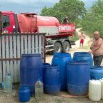 Situație critică din cauza secetei. Locuitorii unui sat din Merei au primit apă cu cisterna