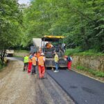 Drum asfaltat spre Cascada Cașoca. Lucrările  de reabilitare sunt pe ultima sută de metri