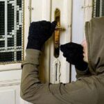 Odată cu sezonul concediilor vine și cel al spargerilor. Cum ne protejăm locuința în timpul concediului?