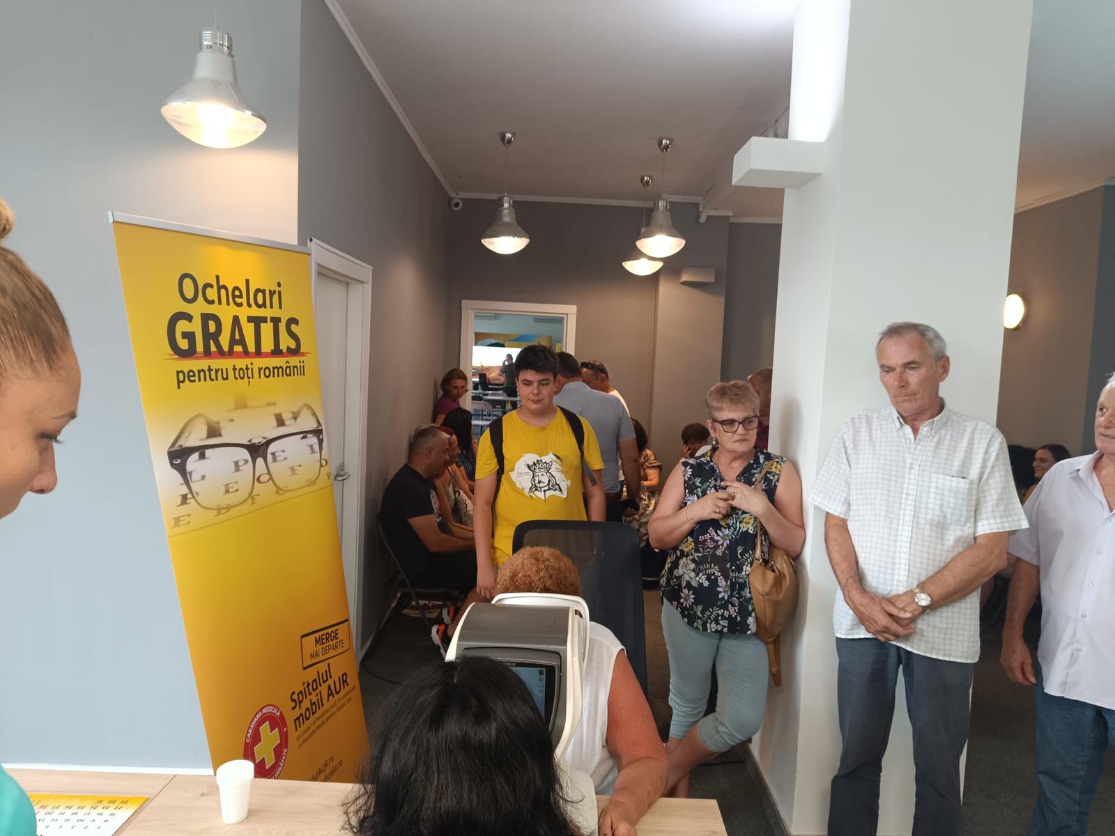 (FOTO) Spitalul mobil AUR: 11.000 de pacienți doar la oftalmologie în Caravana Medicală și peste 15.000 în centrele regionale pentru consultații oftalmologice, doar în ultima lună