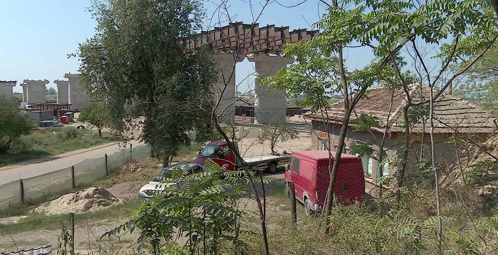 Bucuria unora, stresul altora. Autostrada trece la câteva zeci de metri de un cartier de case