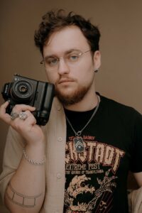 Comuincat BIAF | Arta fotografică a concertelor: Expoziția „Loud Exposures” la Buzău