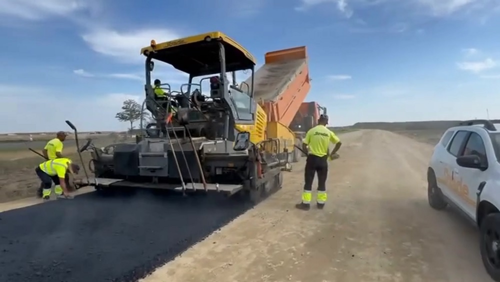 Primul asfalt pe lotul Pietroasele – Buzău al A7. Secțiunea, lungă de 14 km, ar putea fi gata în toamna anului viitor