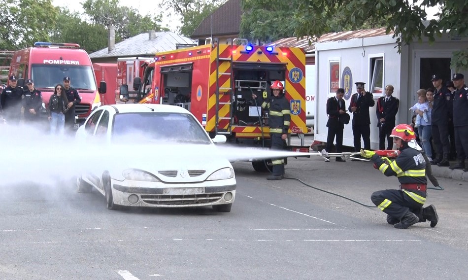 Dotări noi la ISU Buzău. O autospecială de primă intervenție și o pernă de salvare