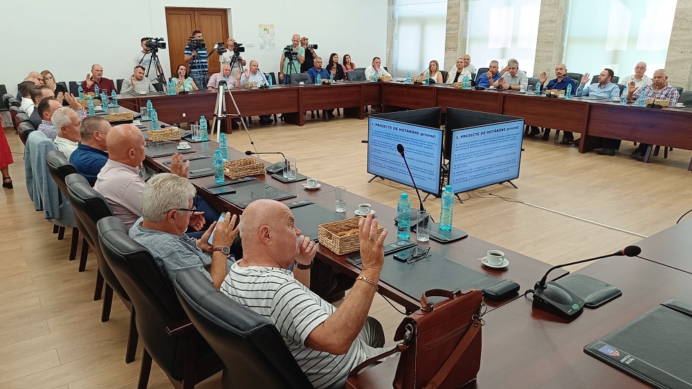 Zi încărcată la CJ Buzău. Teren pentru Primăria Rm. Sărat, bani pentru biserici și elevi premiați