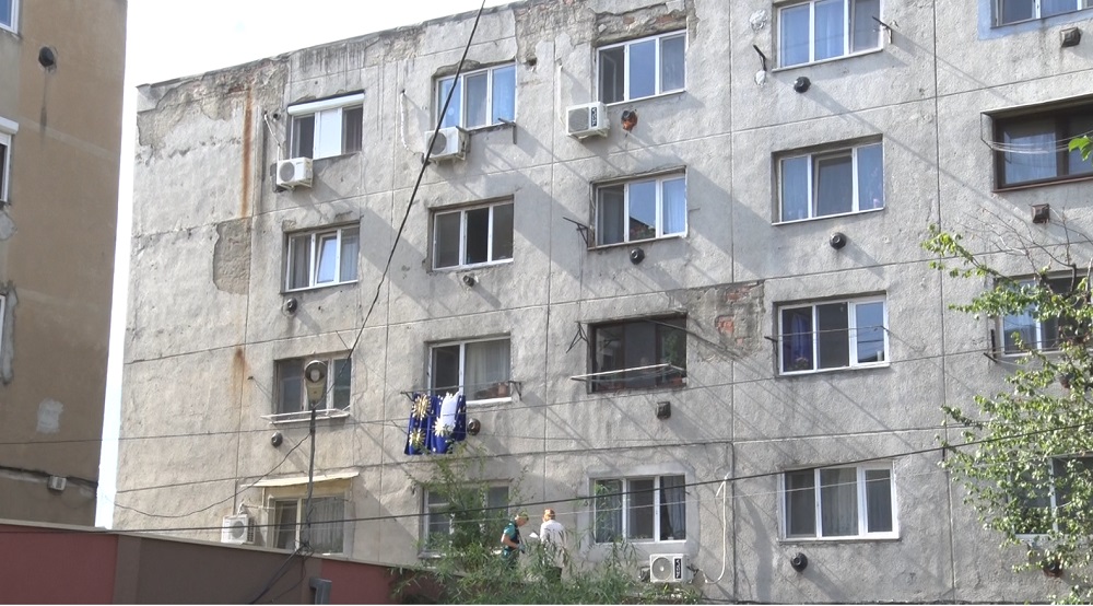 A supraviețuit miraculos! Băiețel de 4 ani, rănit grav după ce a căzut de la etajul 4