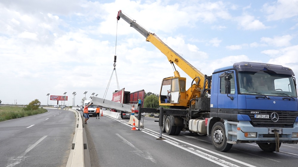 A început montarea separatoarelor de sens. Lucrările pe DN2, la ieșire din Buzău, se vor încheia miercuri