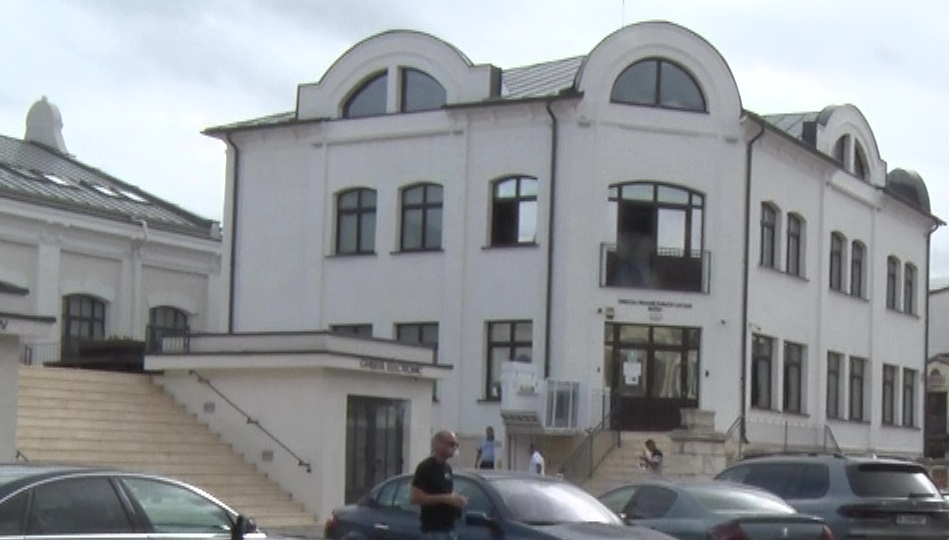 Zonă pietonală. Circulația auto va fi interzisă în Piața Teatrului