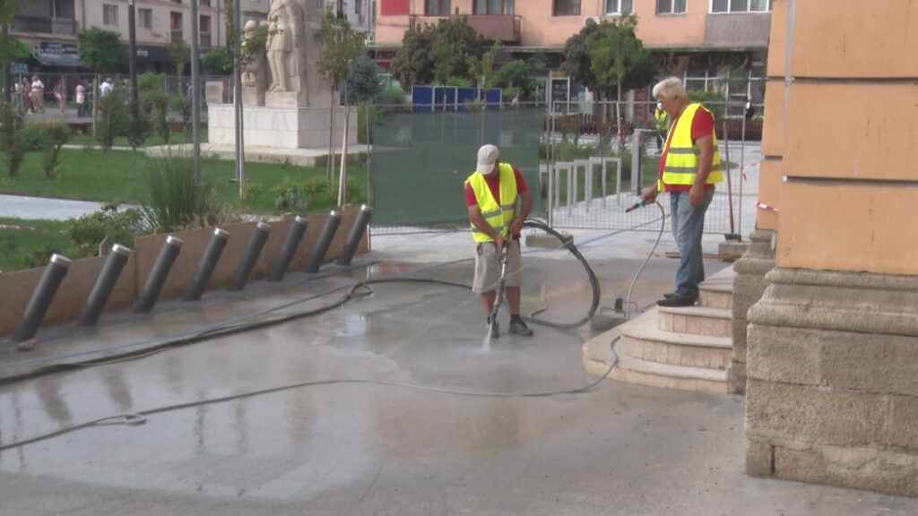 Curățenie de toamnă. Se spală platoul de la Palatul Comunal