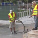 Curățenie de toamnă. Se spală platoul de la Palatul Comunal