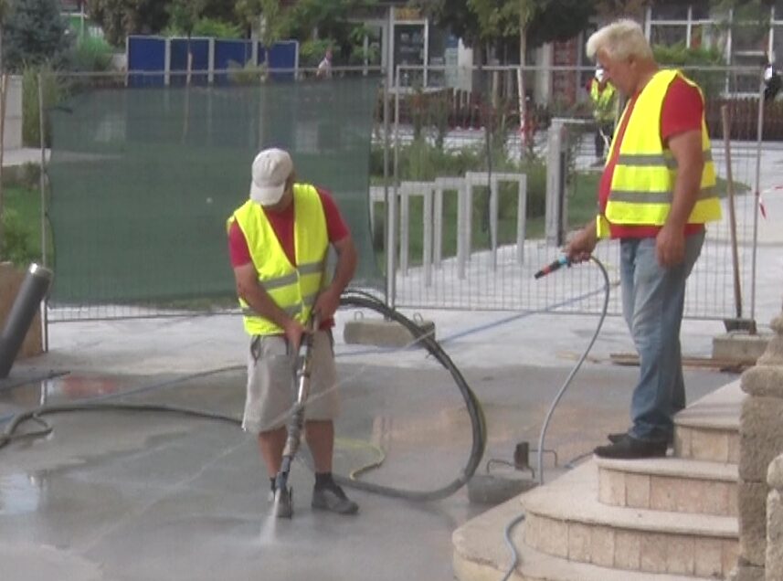 Curățenie de toamnă. Se spală platoul de la Palatul Comunal