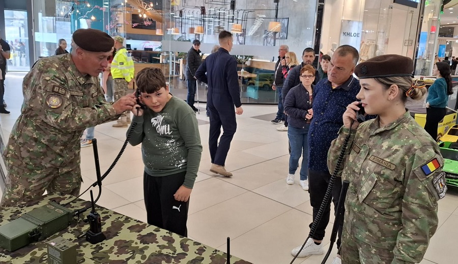 Armata a făcut show la mall. Expoziție inedită de armament, tehnică și uniforme militare
