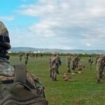 Rezerviști buzoieni la instrucție. Sute de foști militari au pus azi mâna pe arme