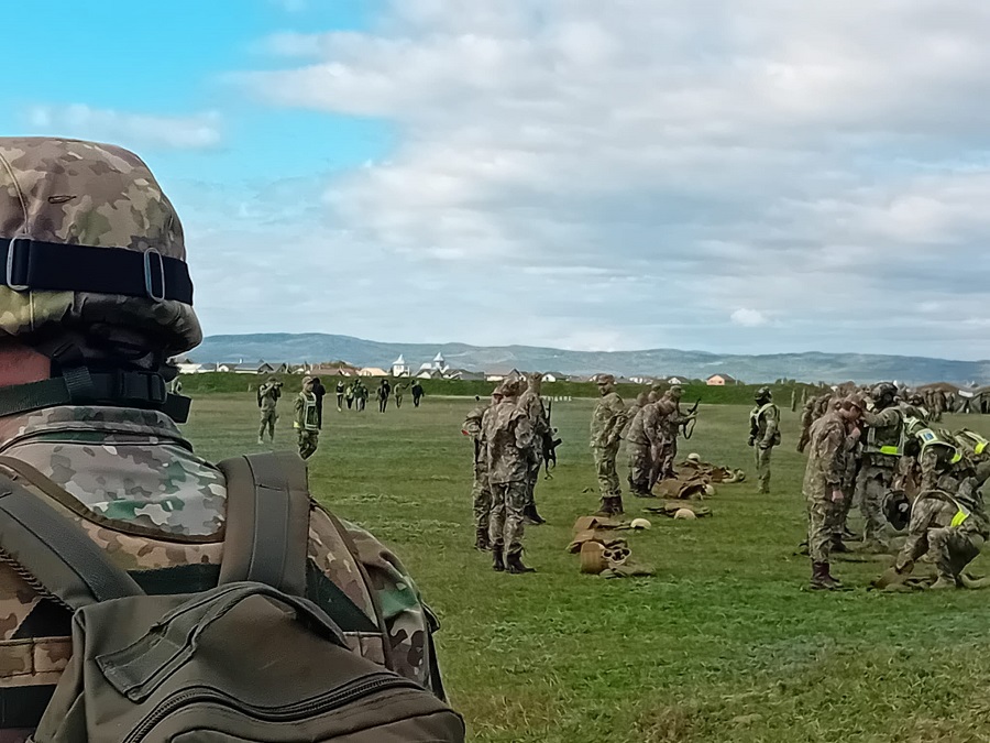 Rezerviști buzoieni la instrucție. Sute de foști militari au pus azi mâna pe arme