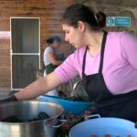 Pregătiri pentru sezonul rece. Forfotă la pensiuni pentru prepararea conservelor de iarnă