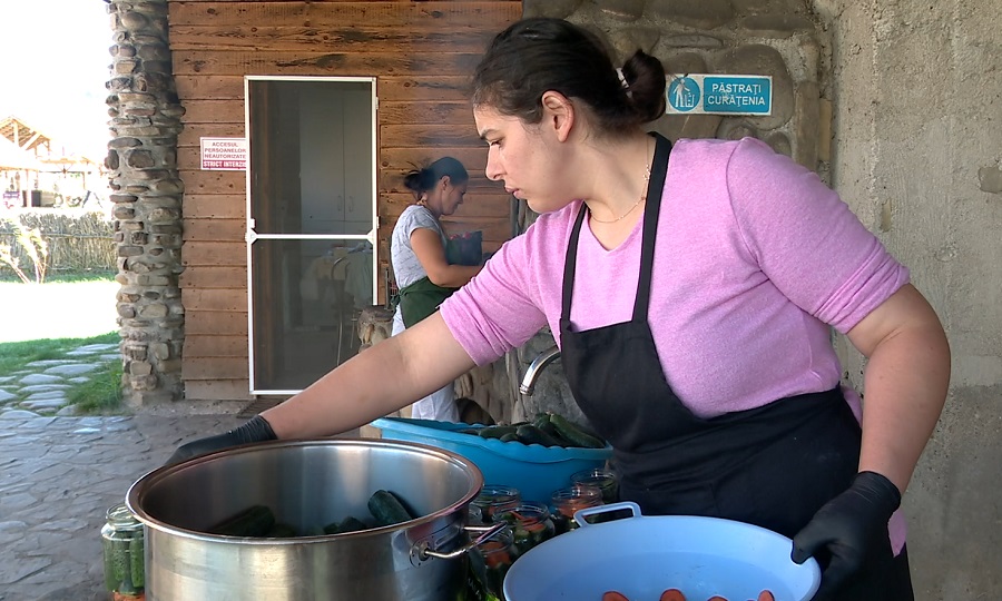 Pregătiri pentru sezonul rece. Forfotă la pensiuni pentru prepararea conservelor de iarnă