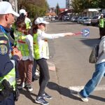 Patrula școlară în acțiune! Elevii unei școli din Buzău au dirijat traficul la o trecere de pietoni