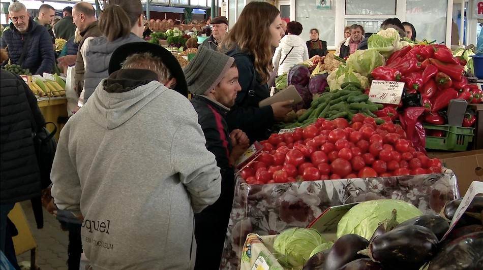 Mai puțin arătoase, dar tot sunt căutate. Fructe și legume pentru toate buzunarele, în Piața Centrală
