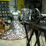 Opere de artă din metal. Un artist buzoian sculptează cu flexul şi aparatul de sudură