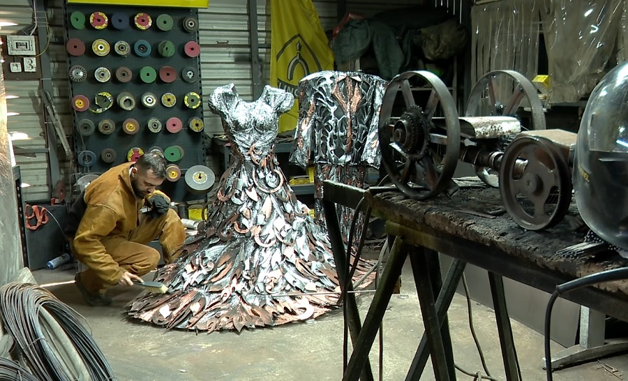 Opere de artă din metal. Un artist buzoian sculptează cu flexul şi aparatul de sudură